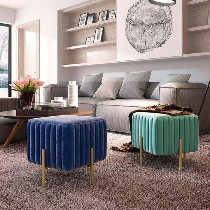 MABOURETTE  Pouf cube en velours matelassé 40×40 cm à pied métal doré –