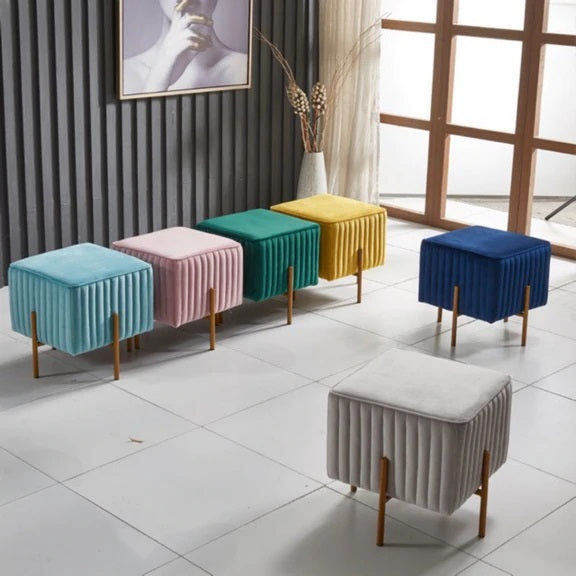 MABOURETTE  Pouf cube en velours matelassé 40×40 cm à pied métal doré –