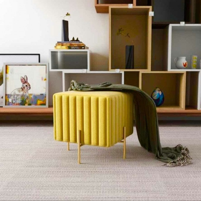 MABOURETTE  Pouf cube en velours matelassé 40×40 cm à pied métal doré –