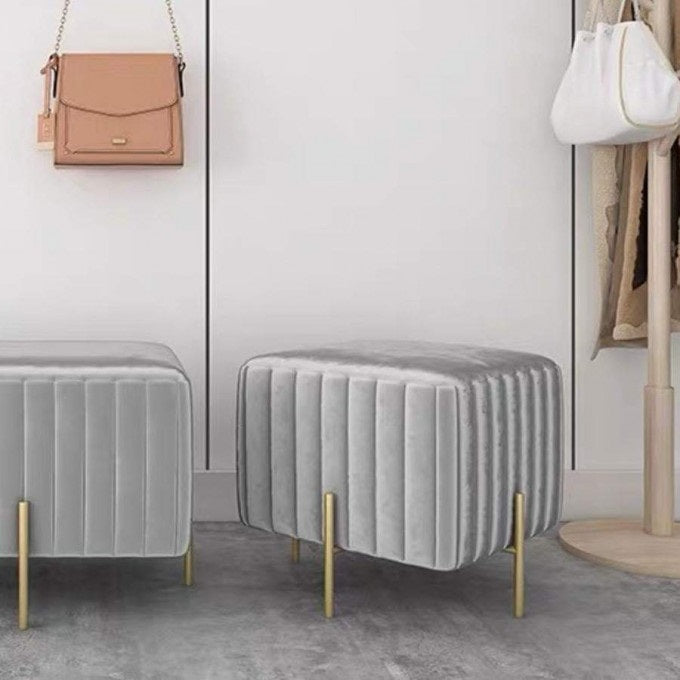 MABOURETTE  Pouf cube en velours matelassé 40×40 cm à pied métal doré –