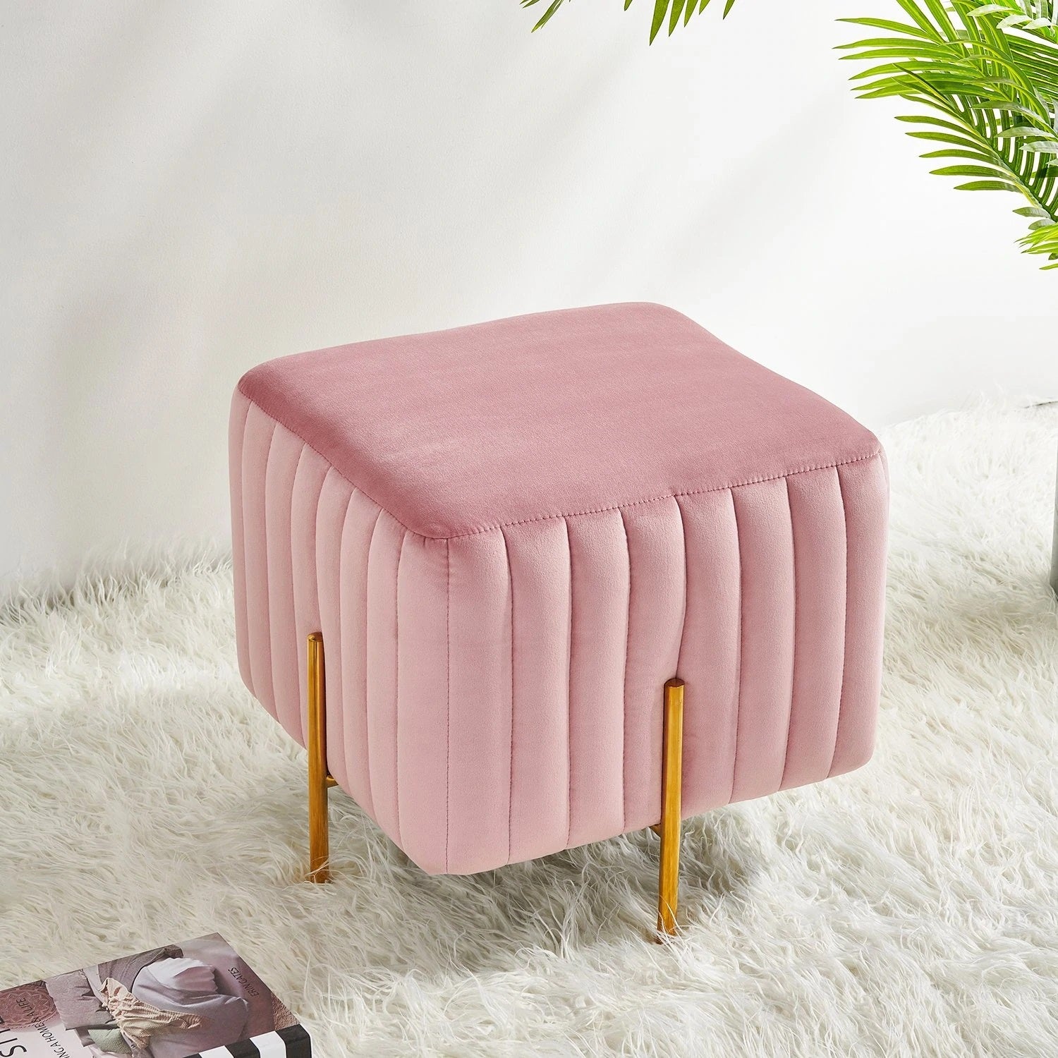 MABOURETTE  Pouf cube en velours matelassé 40×40 cm à pied métal doré –
